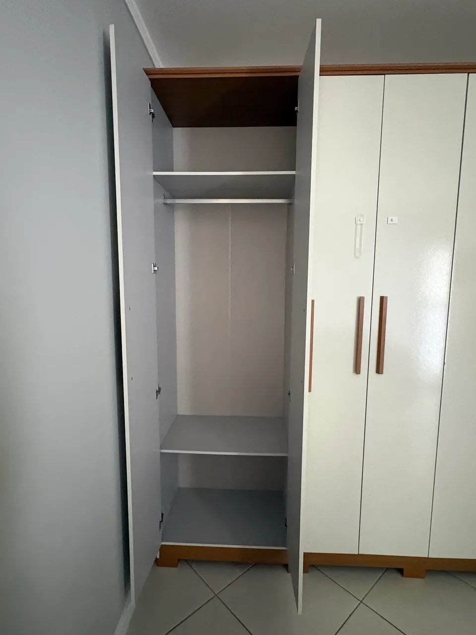 Guarda-roupa MDP 6 portas - Foto 4