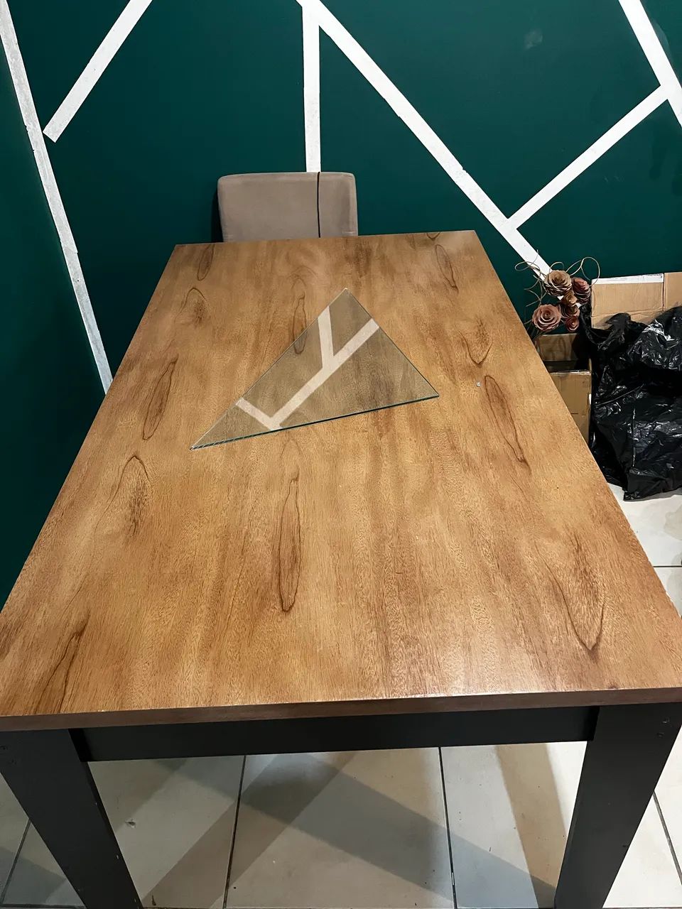 Mesa de Jantar 6 Lugares com Cadeiras Estofadas - Excelente Estado de Conservação - Foto 2