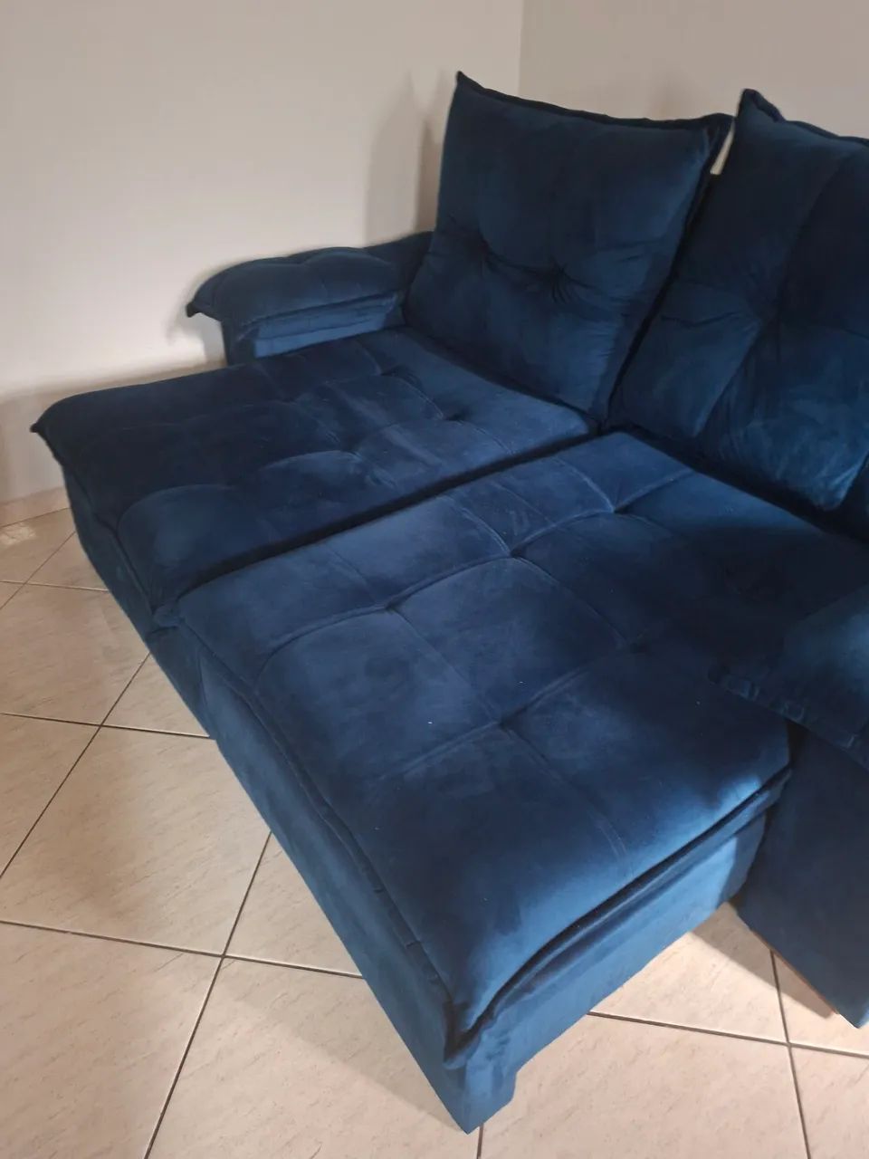Vende-se sofá azul em suede semi novo  - Foto 5