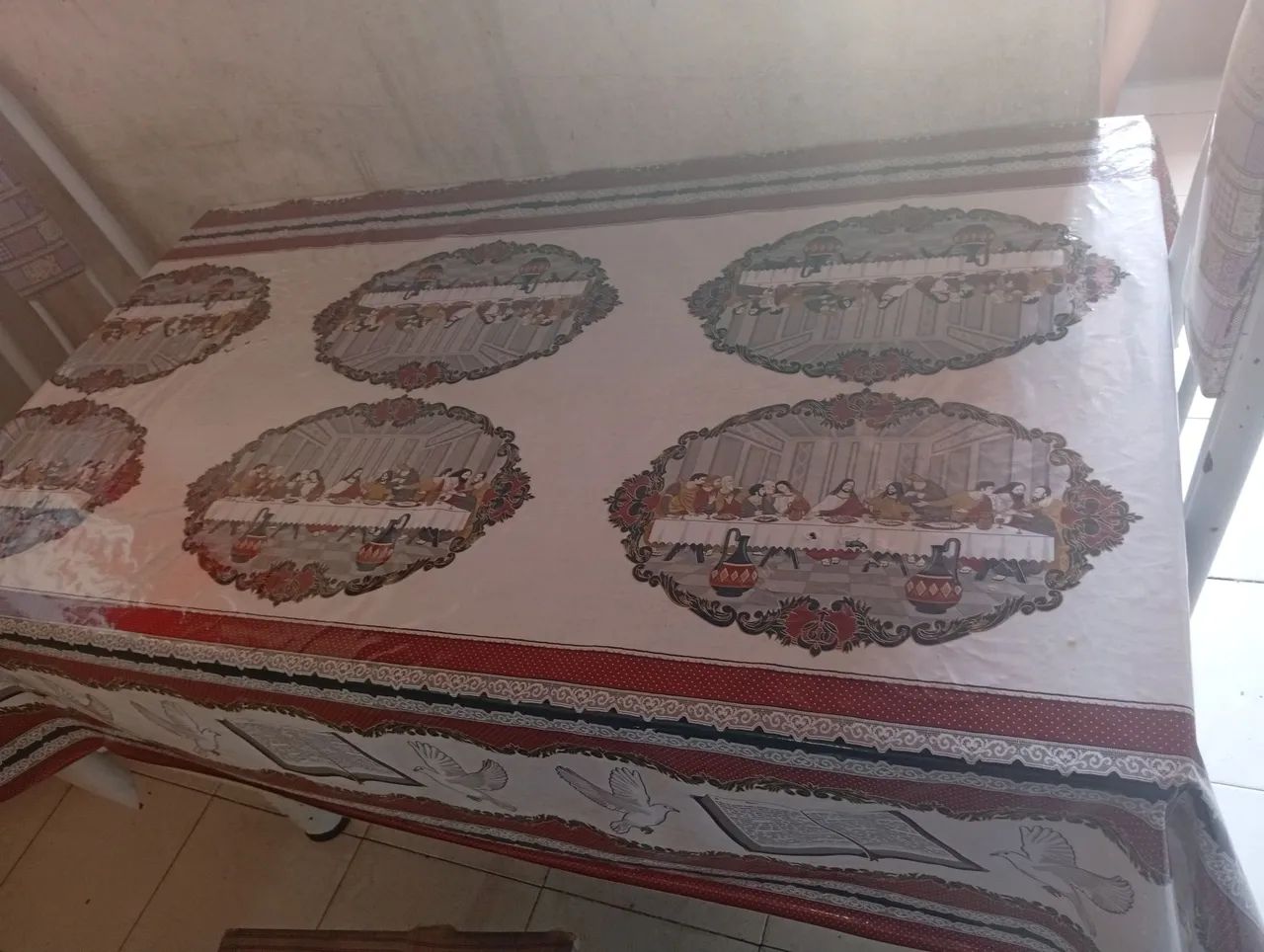 Mesa de Mamoré com cinco cadeiras 
