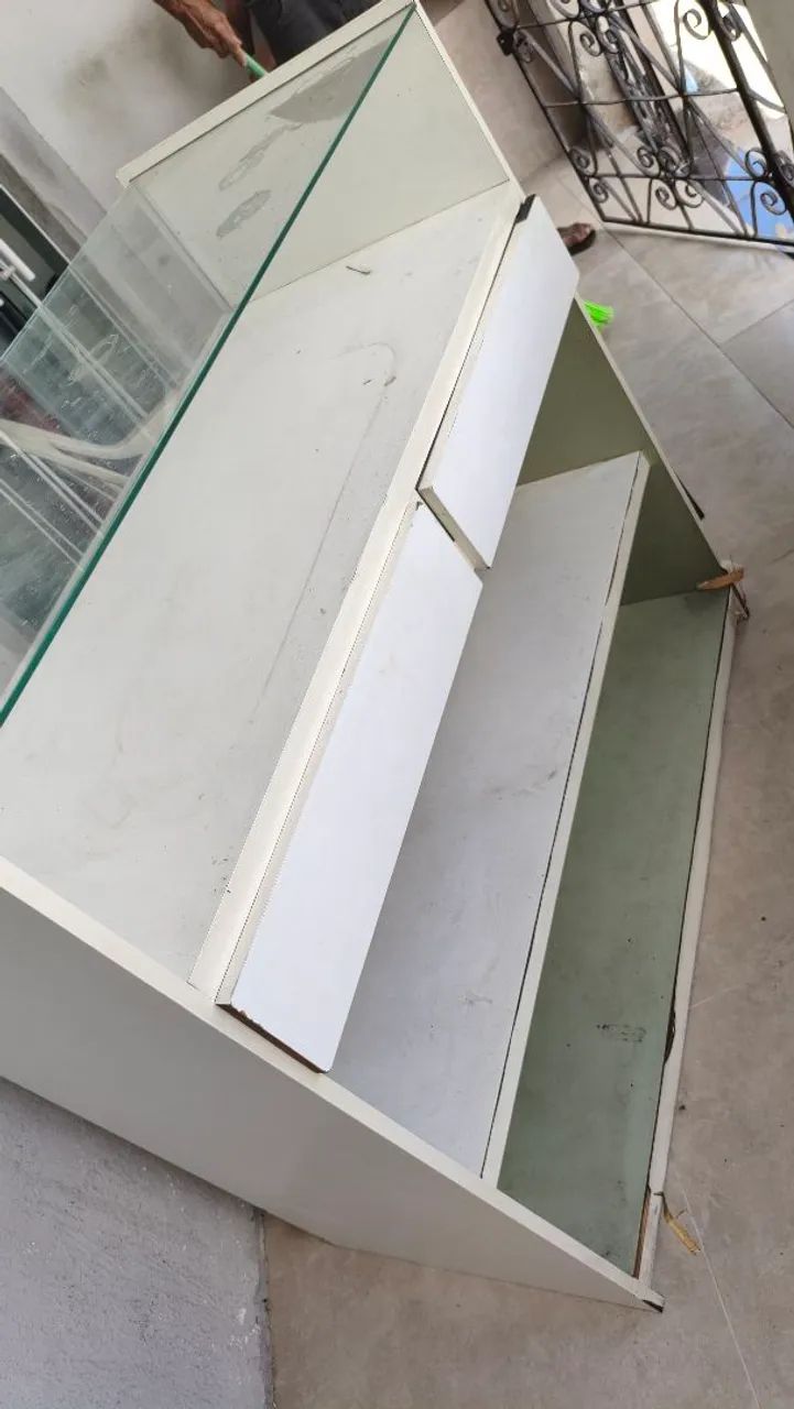 Balcão vitrine, Expositor comercial branco.