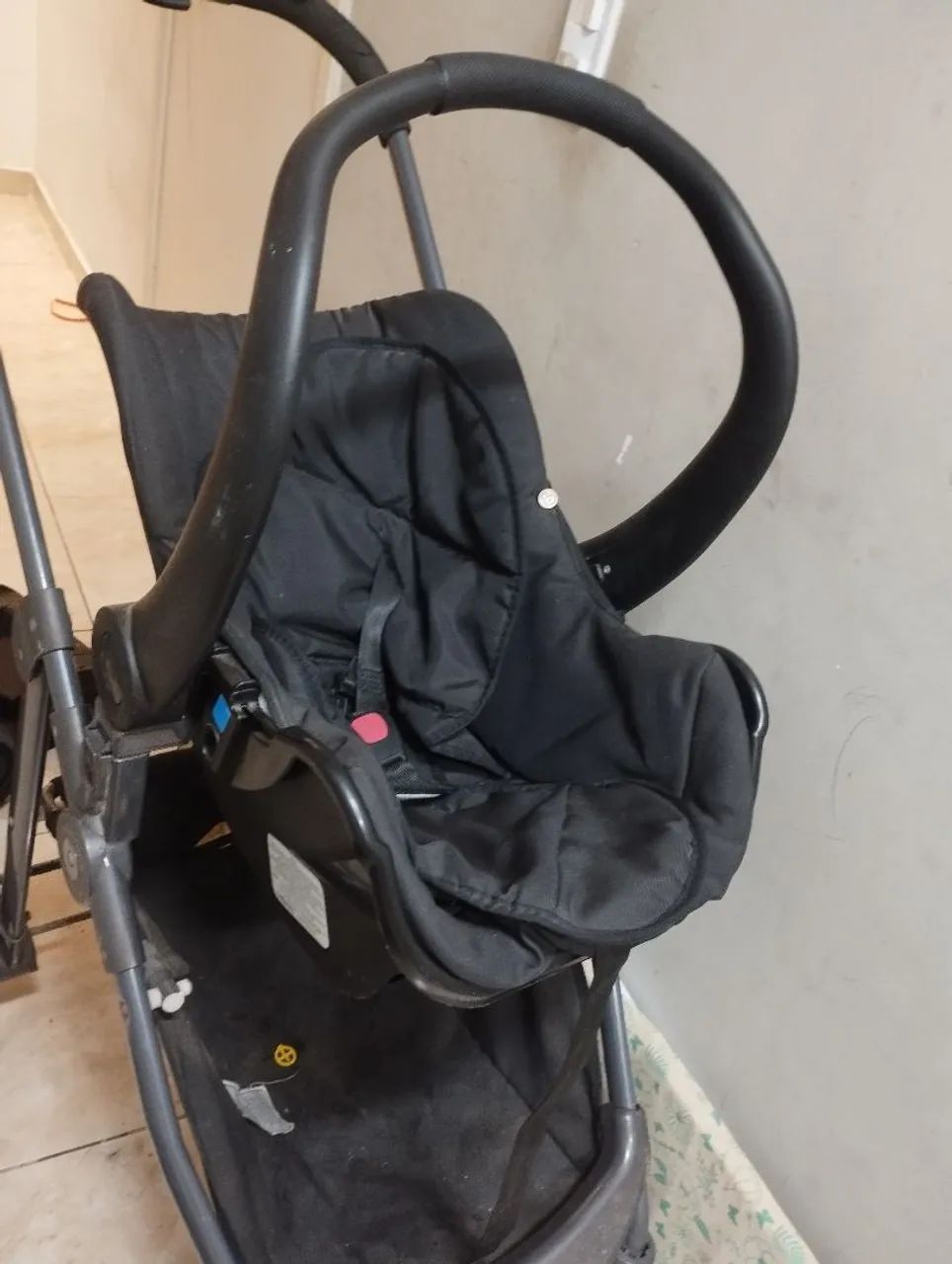 Carrinho de bebê e bebê conforto 