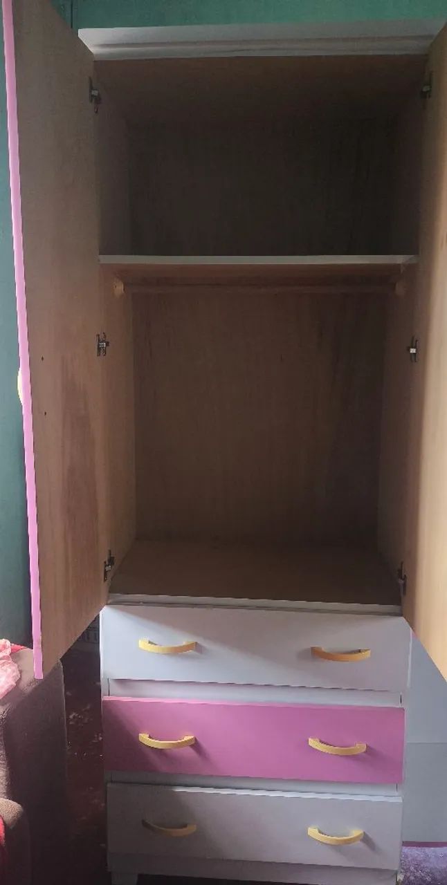 Guarda roupa infantil rosa e branco de madeira  - Foto 4