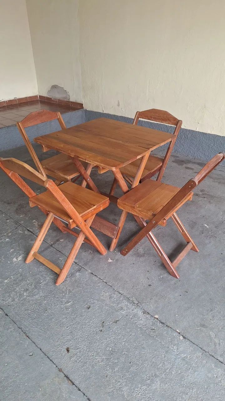 Mesa dobrável com 4 cadeiras 