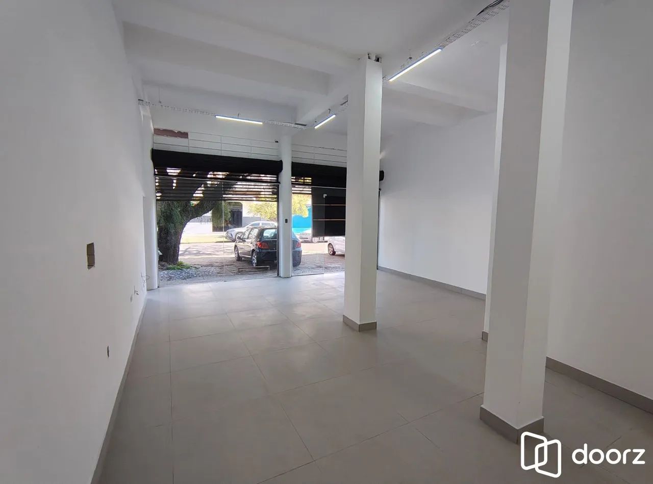 Vende-se loja com 100 m² - Floresta