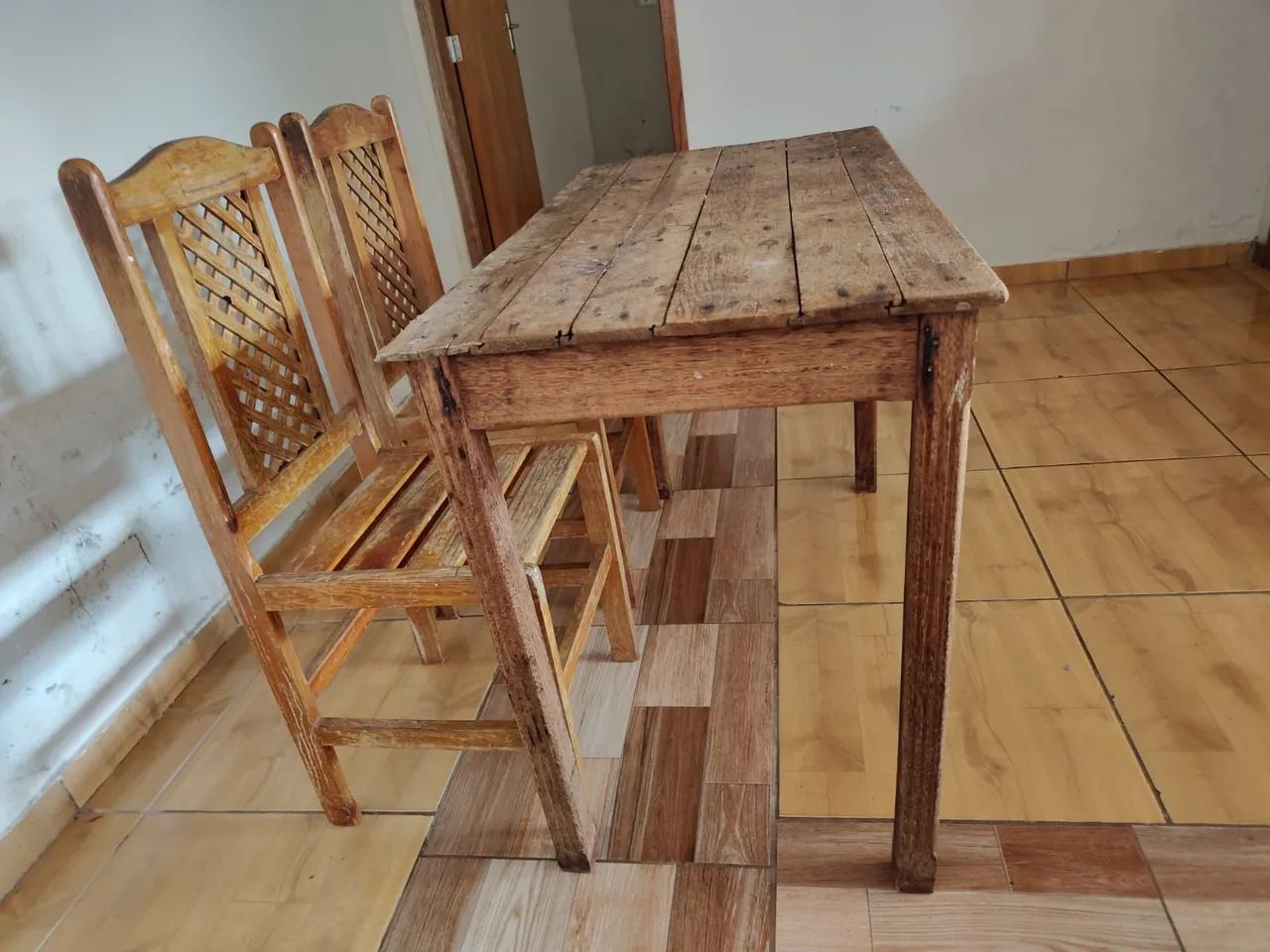 Mesa de madeira com 2 cadeiras usada ((ENTREGO GRATIS)) - Foto 3