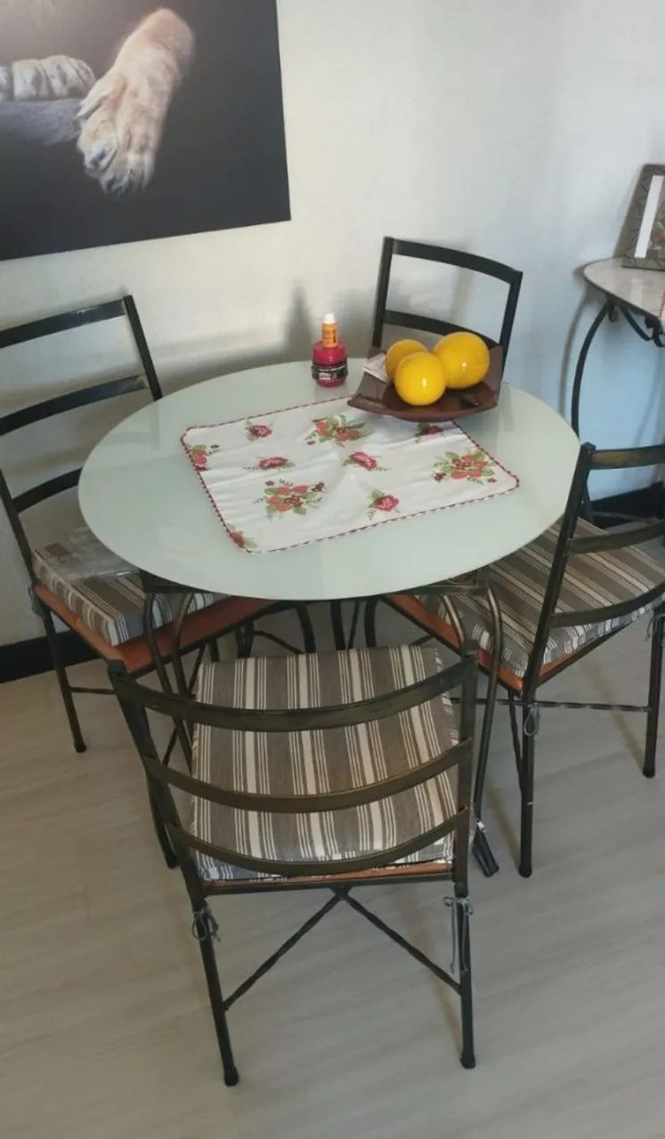 Mesa de ferro tampão de vidro branco.