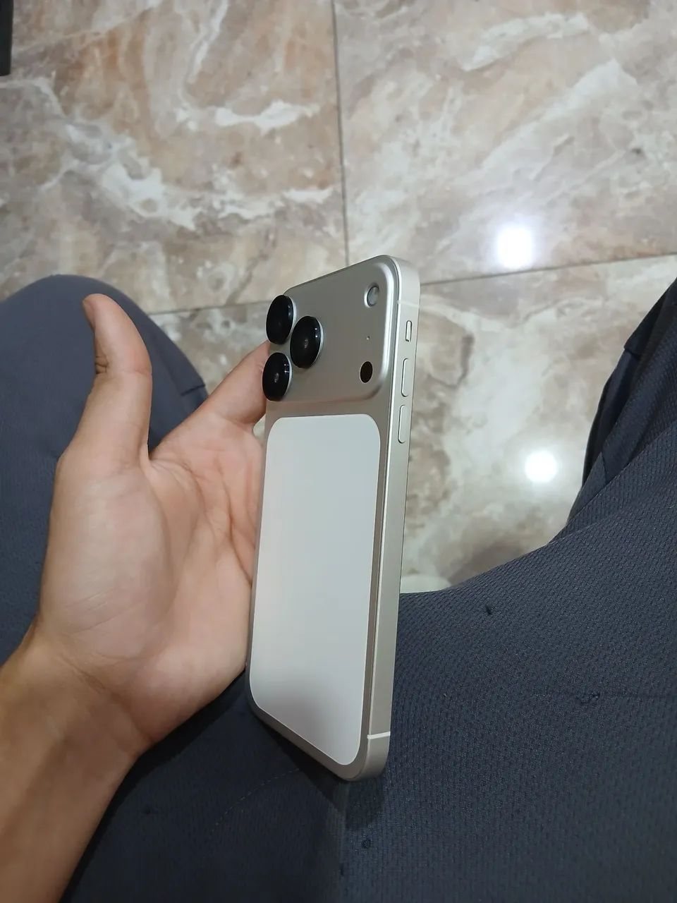 Iphone 11 com a carcaça do 17 pro prata ! - Foto 3