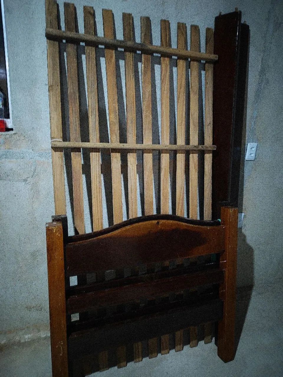 Cama de solteiro de madeira