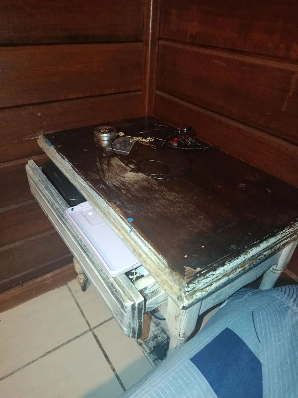 Mesa de cabeceira de madeira 