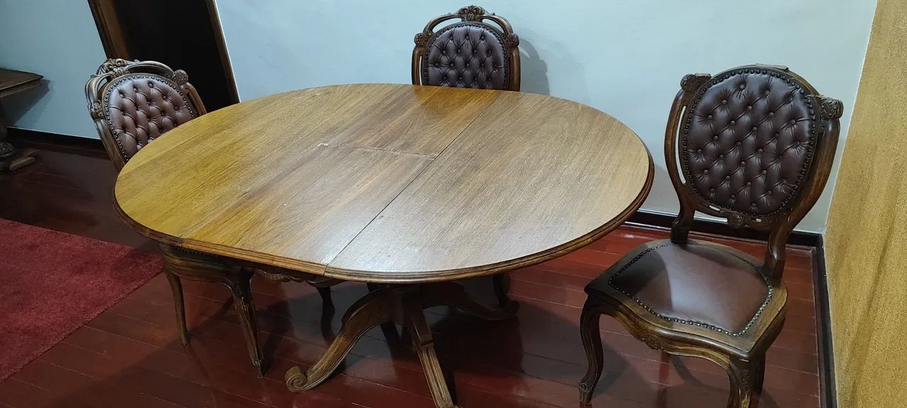 Conjunto de Jantar Clássico em Madeira Maciça (Mesa Extensível + 4 Cadeiras)