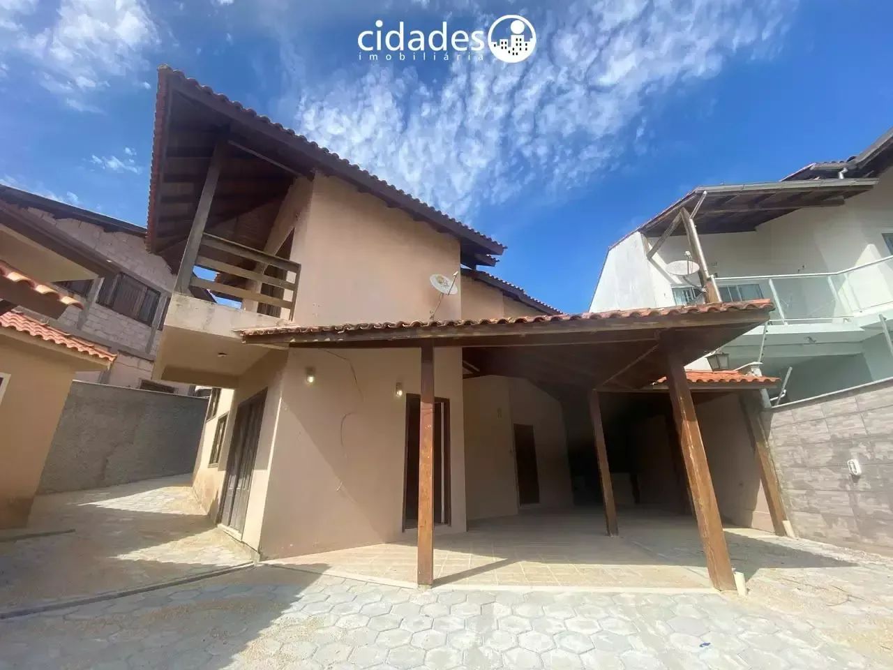 Locação de casa de 3 dormitórios com escritório no Rio Vermelho, Florianópolis