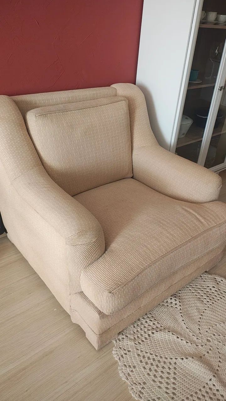 Poltrona higienizada em ótimo estado e confortável na cor bege - Foto 3