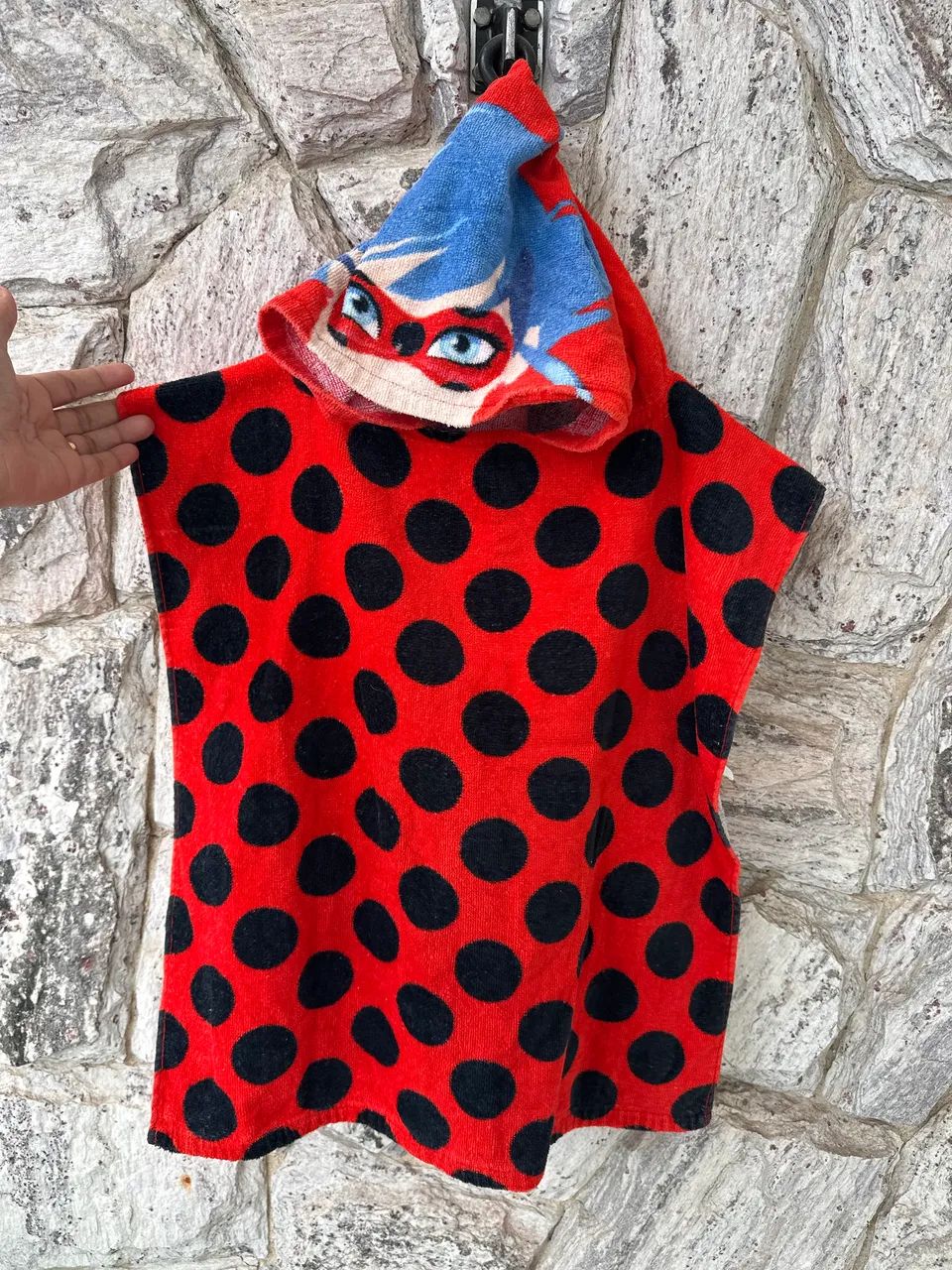 Toalha poncho infantil com capuz. Tema LadyBug   - Foto 2