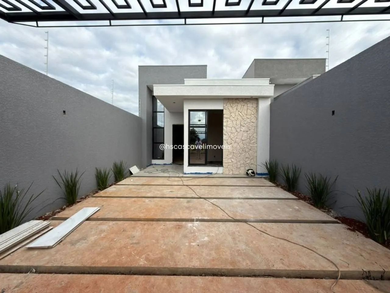 Casa com suíte + 02 quartos no tropical IV.