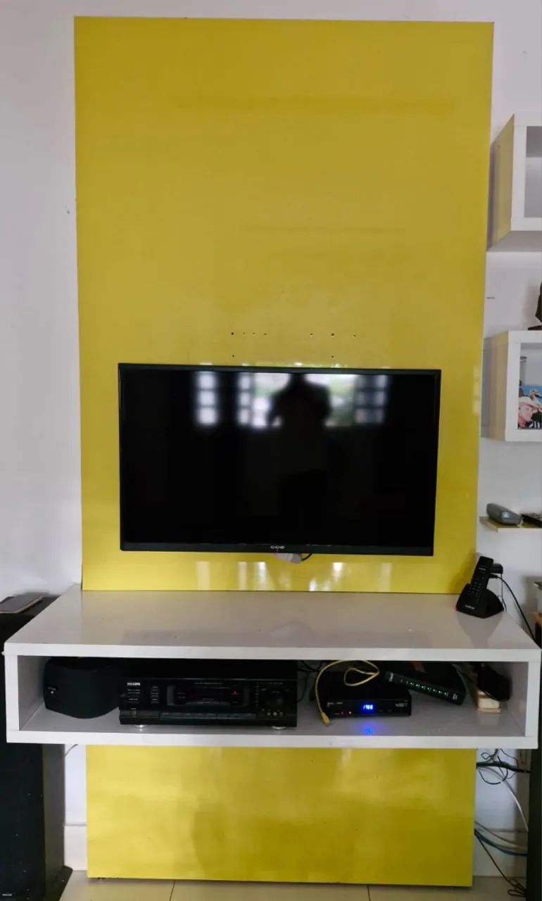 Painel em fórmica amarela para TV, vertical, 260x120cm, c/ nicho de 25cm (h)x 50 (p)