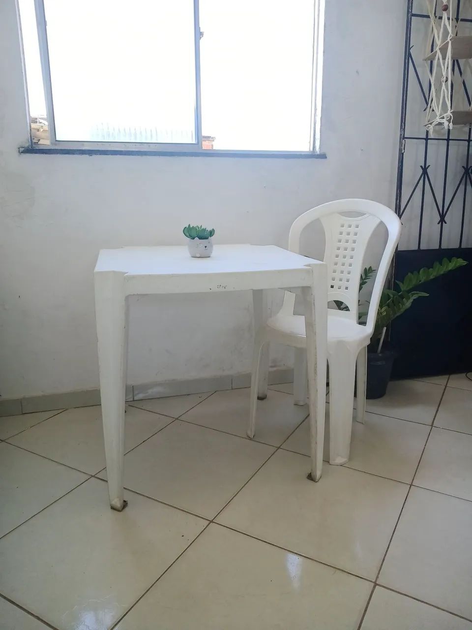 Mesa de plástico com 1 cadeira