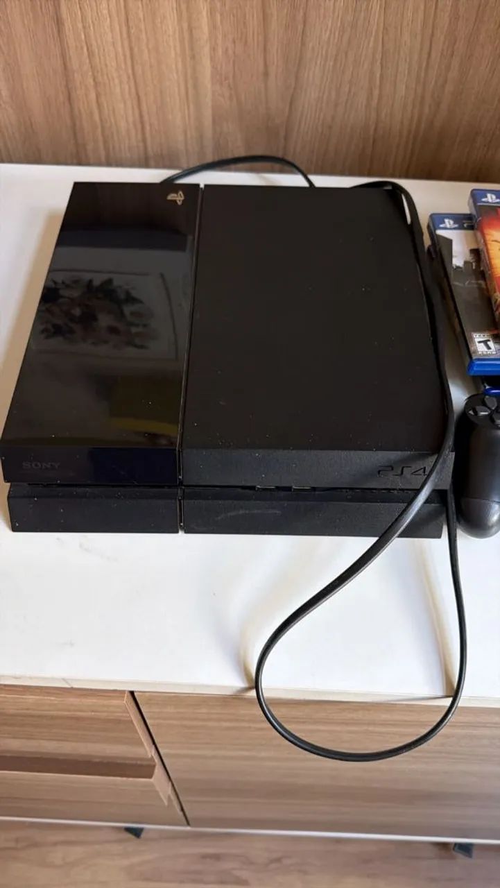 PS4 Sony   preto com 2 controle 