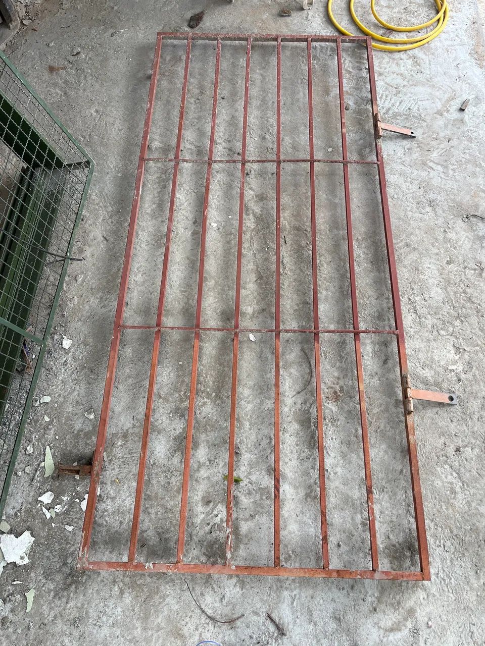 Grade de ferro para proteção de porta 300,00