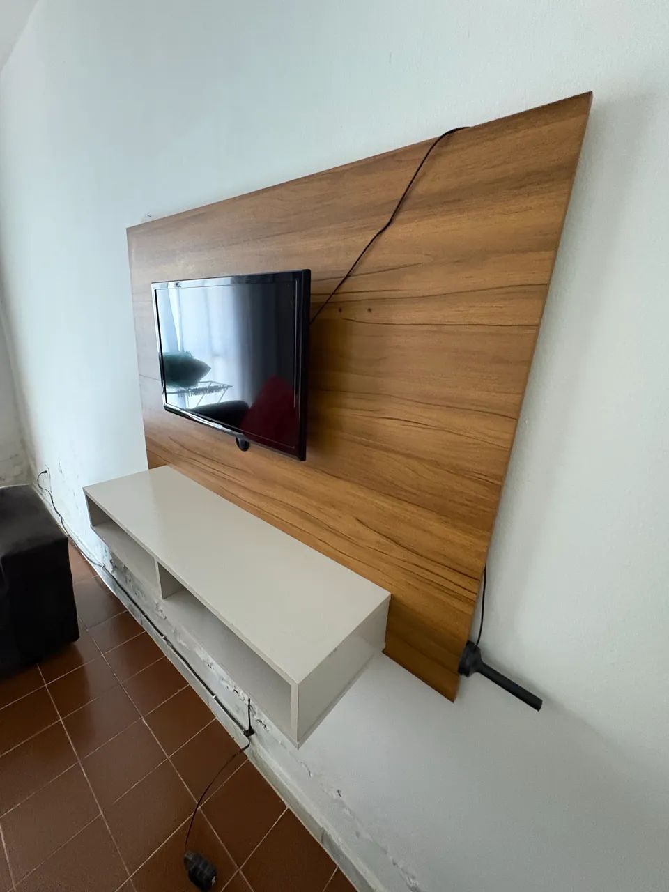 Painel para TV com Rack Suspenso - Amadeirado e Branco - Foto 5