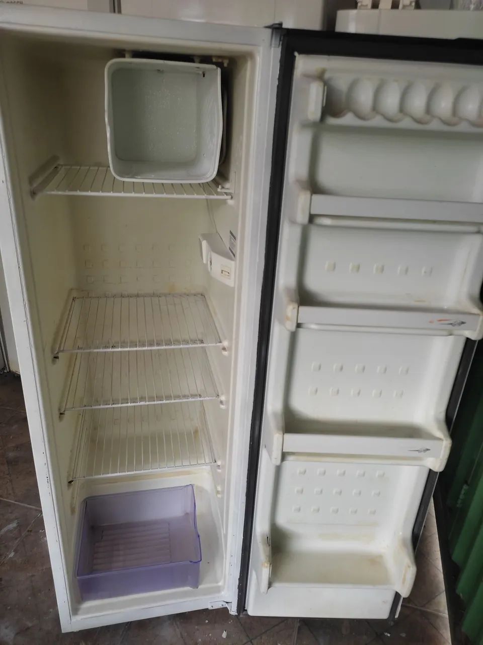 Geladeira 240 l funcionando perfeitamente entrego - Foto 4
