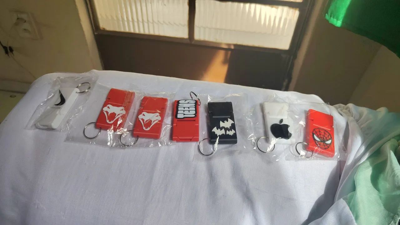 Vendo chaveiro com suporte celular 
