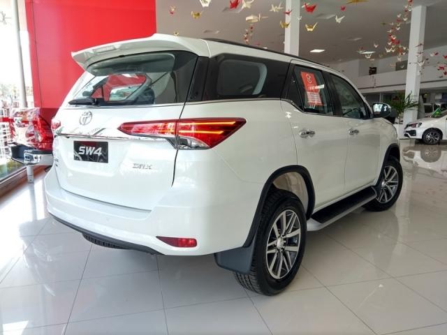 TOYOTA HILUX SW4 2.8 SRX 4X4 7 LUGARES 2019 - Foto 6