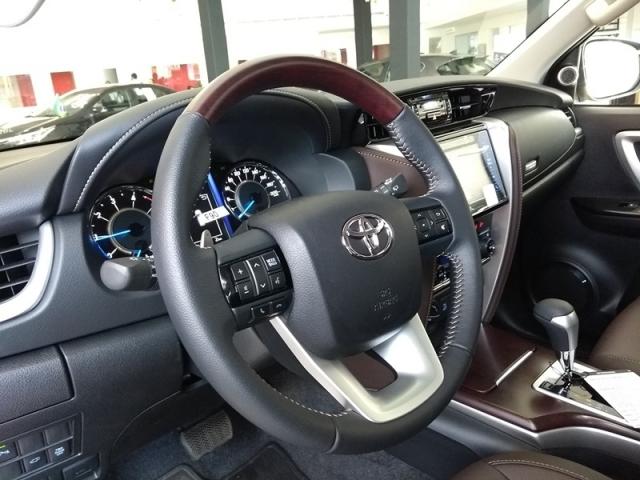 TOYOTA HILUX SW4 2.8 SRX 4X4 7 LUGARES 2019 - Foto 8