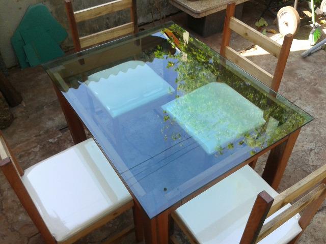 Mesa de madeira maciça com tampo de vidro e 4 cadeiras - Nova - parcelo no cartão! - Foto 5