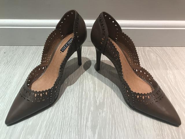 Vendo Scarpin marrom couro arezzo 37 - Foto 2