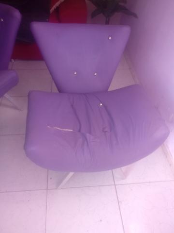 Vendo duas poutrona lilas para salao. whazap * - Foto 2