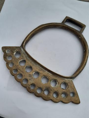 Estribo antigo metal dourado