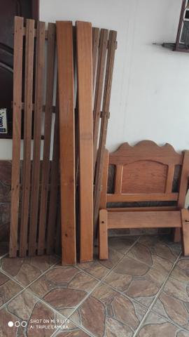 Vendo cama de solteiro de madeira