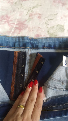 calça jeans efeito lipo