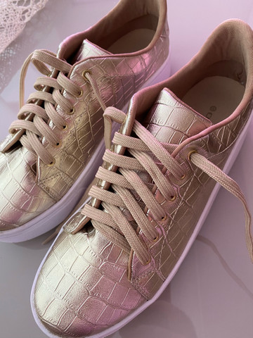 tenis dourado constance