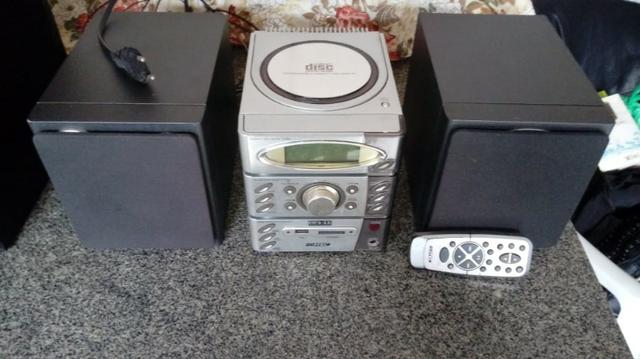 Som toca CD, MP3, pen drive, cartão de memória, rádio