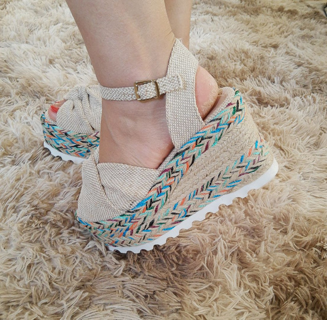 sandália plataforma colorida