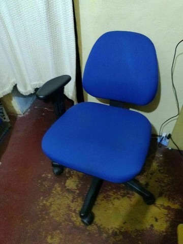 Cadeiras para escritório, diversos modelos, bom estado. E outros.
