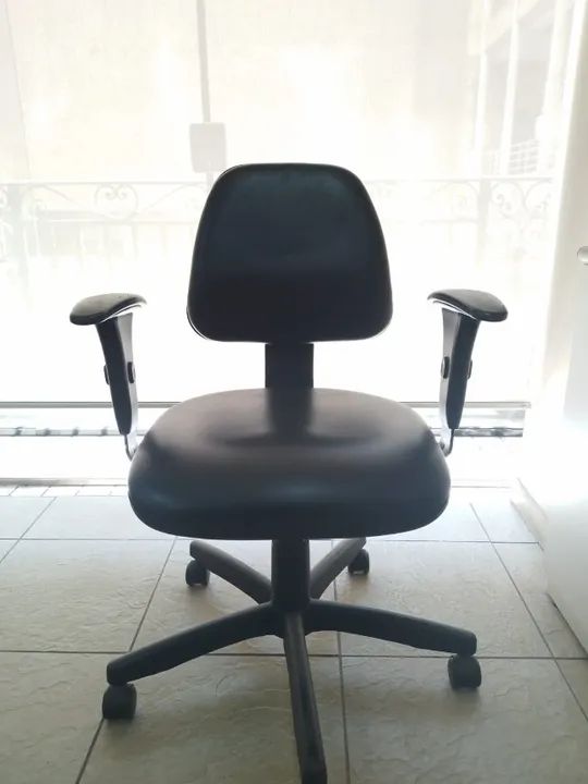 Cadeira de Escritório em couro c/ Braços e rodinhas