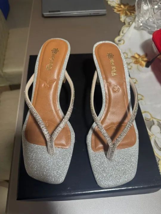 Sandália feminina prata com salto fino - Foto 3