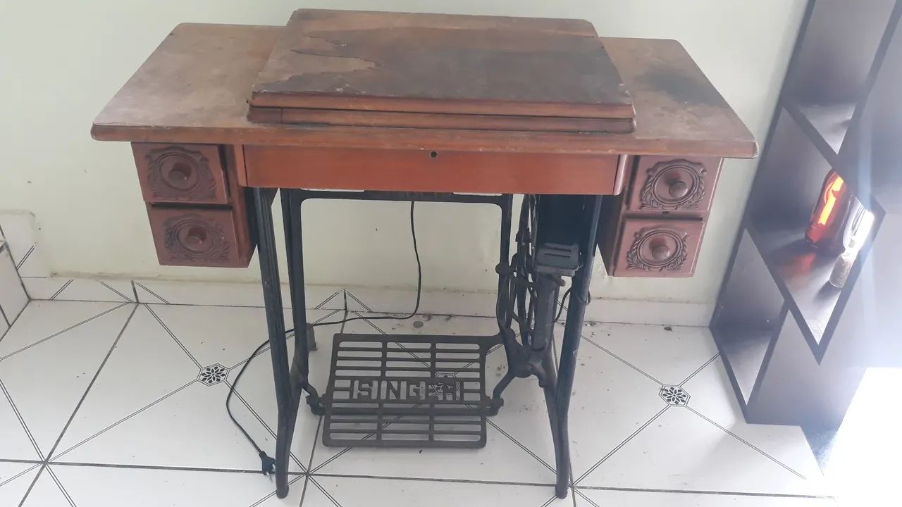 Máquina de Costura Antiga com Mesa de Madeira - Foto 3