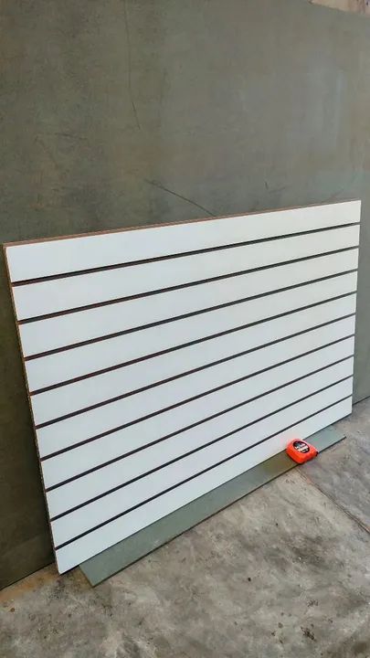 Painel Canaletado slatwall prateleira/estante inteligente em MDF branco  - Foto 3