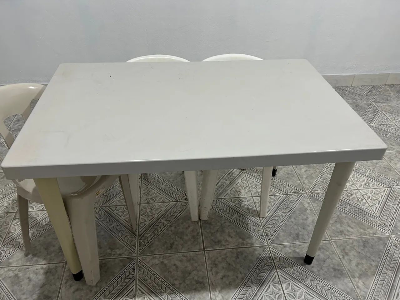 Mesa de plástico retangular com 4 cadeiras ou 4 banquetas