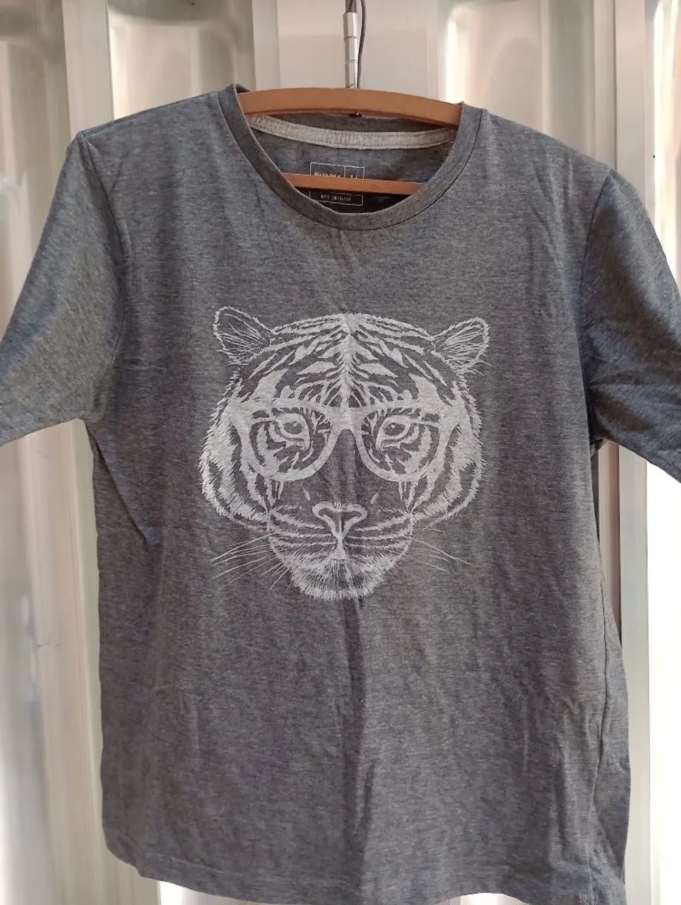 Camiseta Masculina com Tigre de Óculos - Cinza
