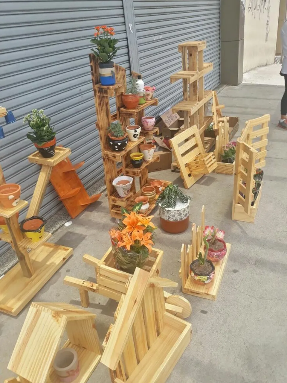 Expositor de plantas em madeira artesanal
