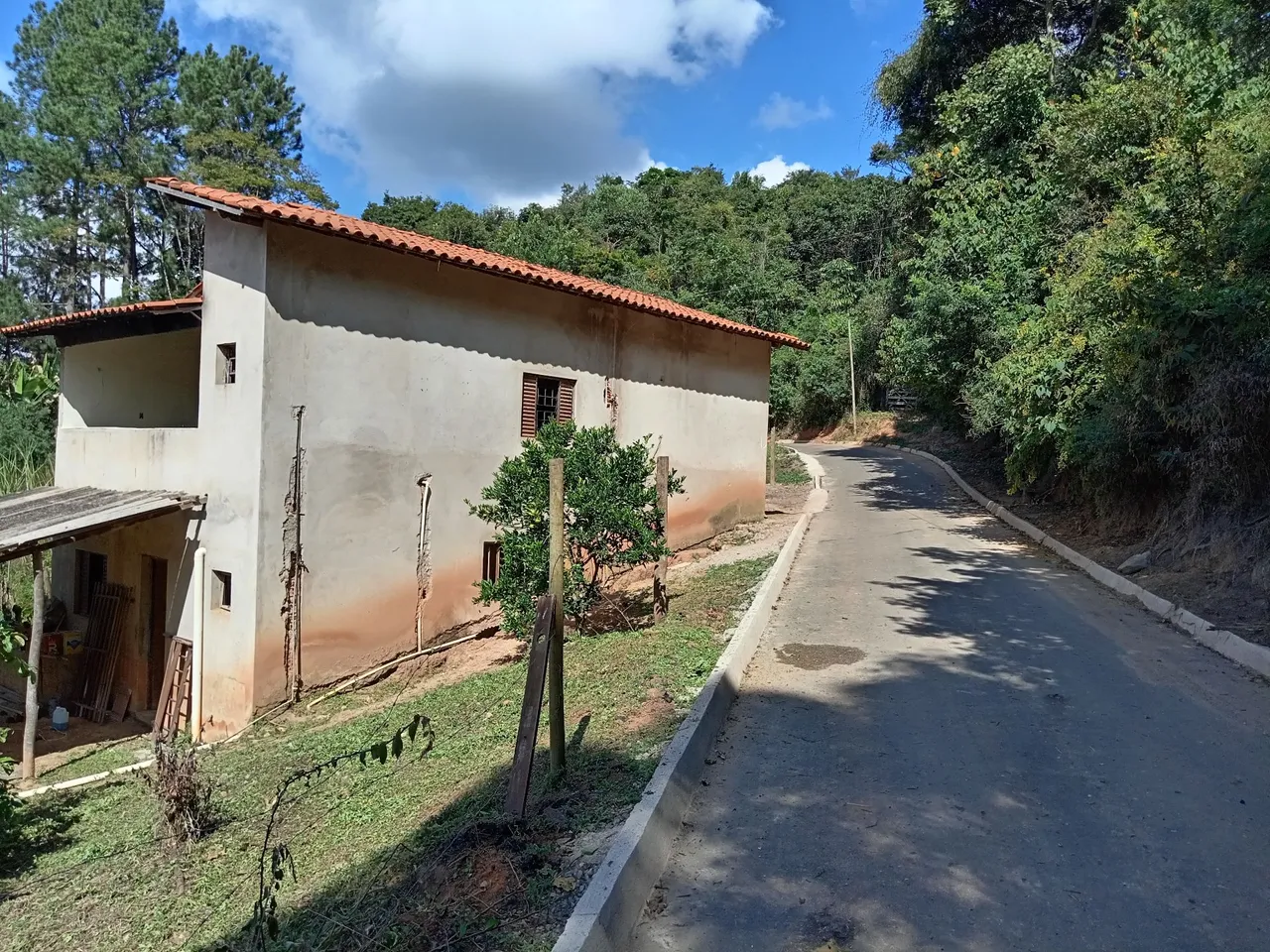 aluga pequeno sitio com casa de 4 quartos em Itabirito - MG