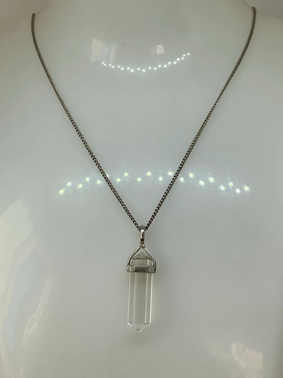 colar de prata com pingente de cristal