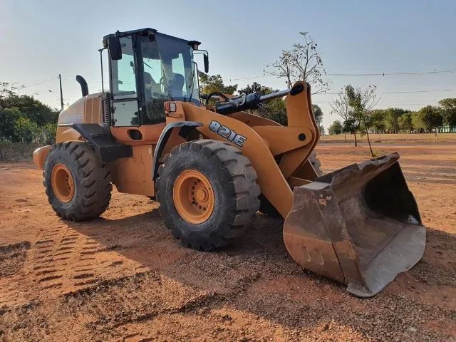 Pá carregadeira case 821E ano 2016