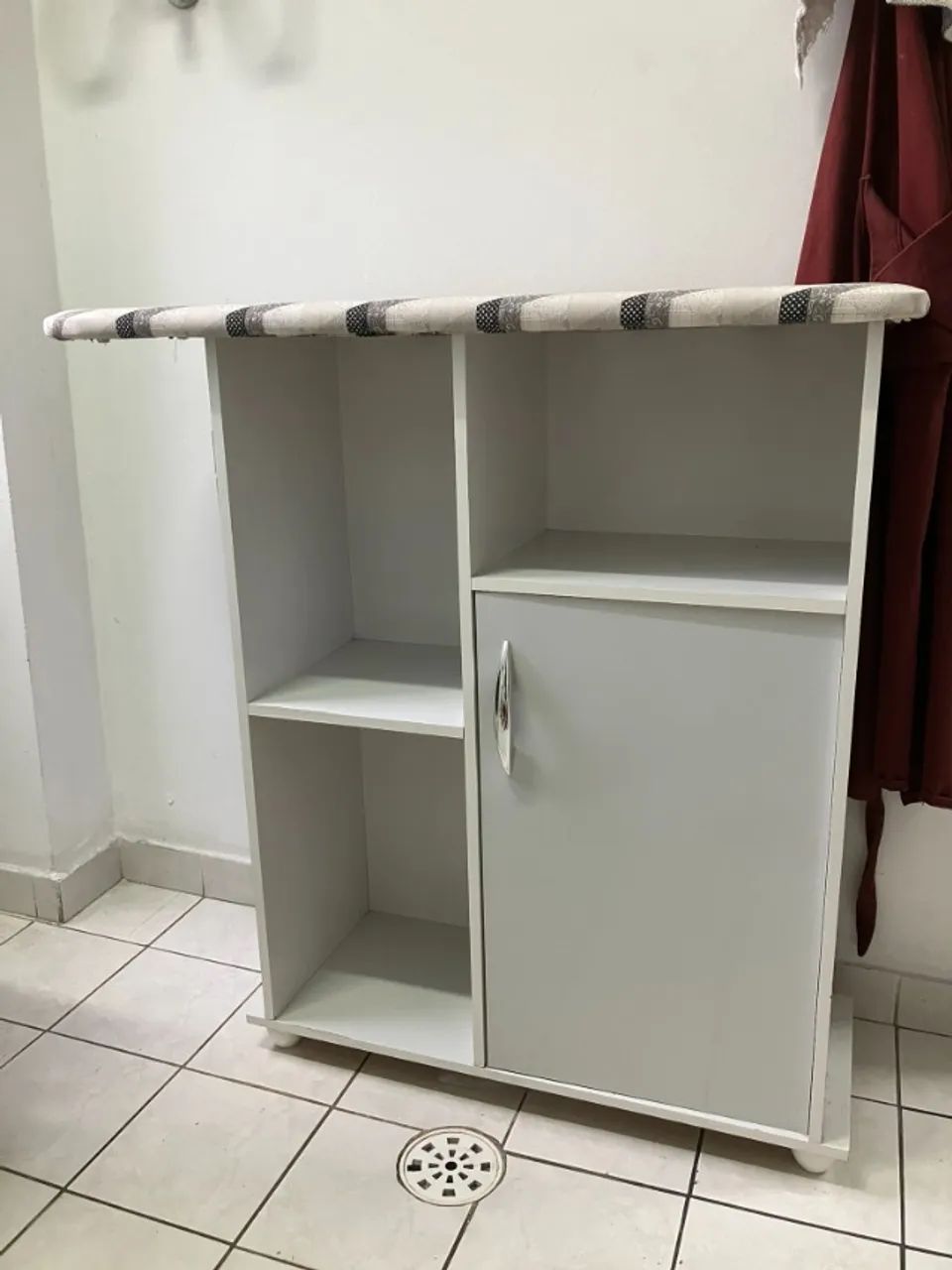 Mesa de Passar com armario