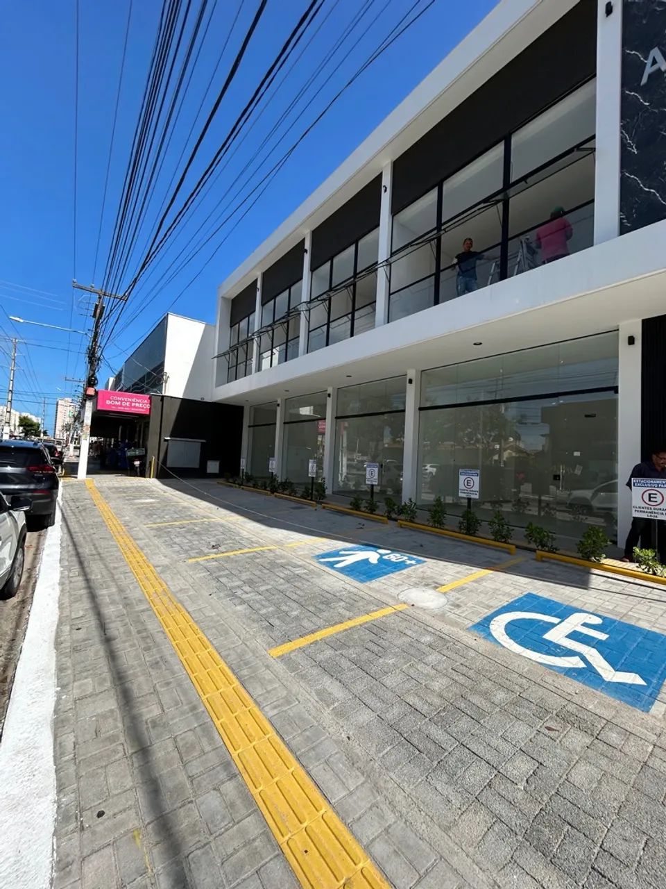 Salas e lojas comerciais para locação na Abel Cabral